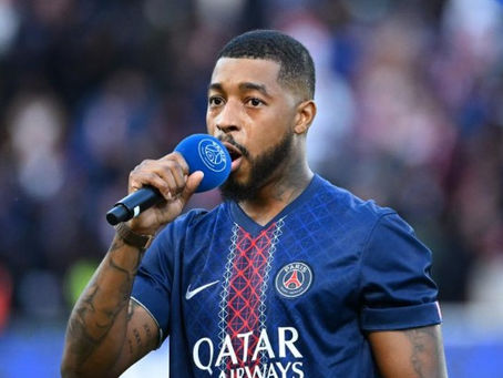 Kimpembe é homenageado pelo PSG no Parc des Princes