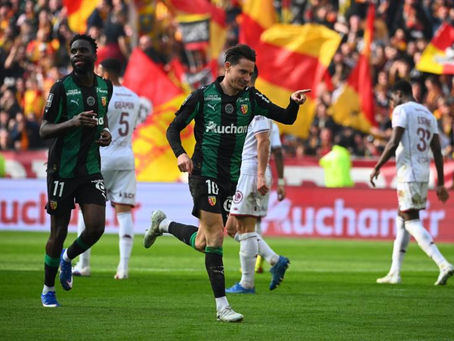 Lens vence lanterna e fica a um ponto da liderança