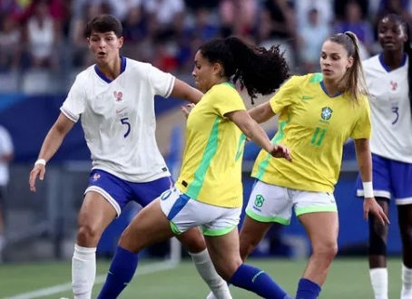 França leva dois gols, mas vira para cima da seleção feminina do Brasil
