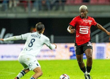 Rennes vence com gol de pênalti de Kalimuendo