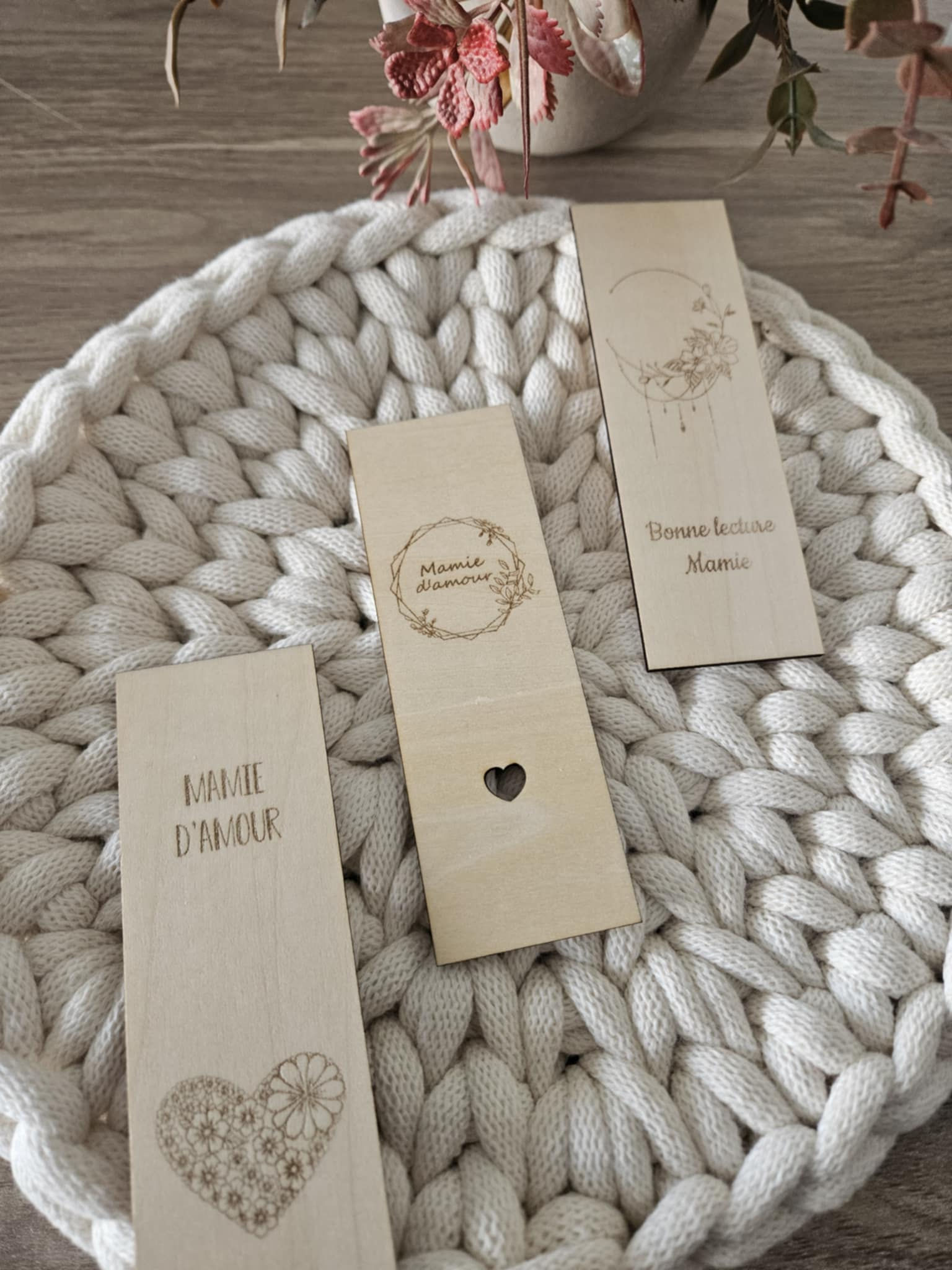 🌸 Marque-page en bois gravé – Spécial Mamie