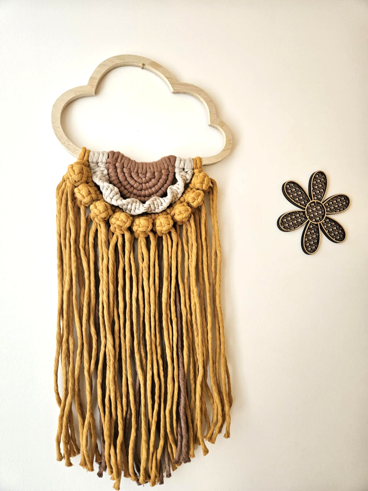 Suspension murale "Nuage solaire" - Macramé & bois