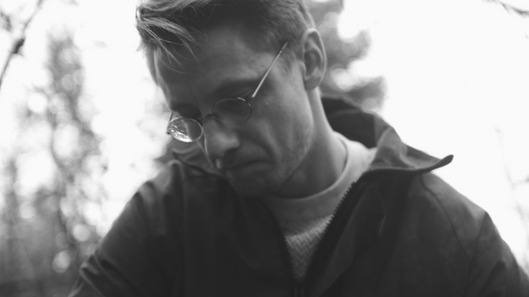 Uffe siddende.png