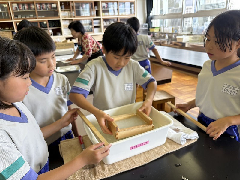 立待小学校3年生紙すきでハガキ作り（R8/6/23）