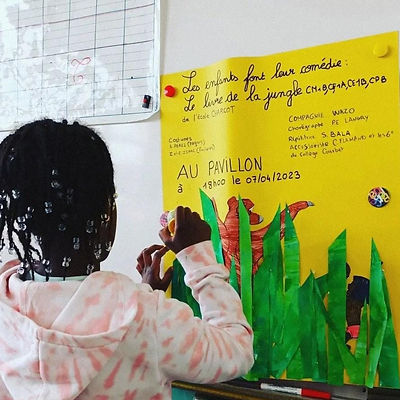 enfant qui ecrit sur un tableau
