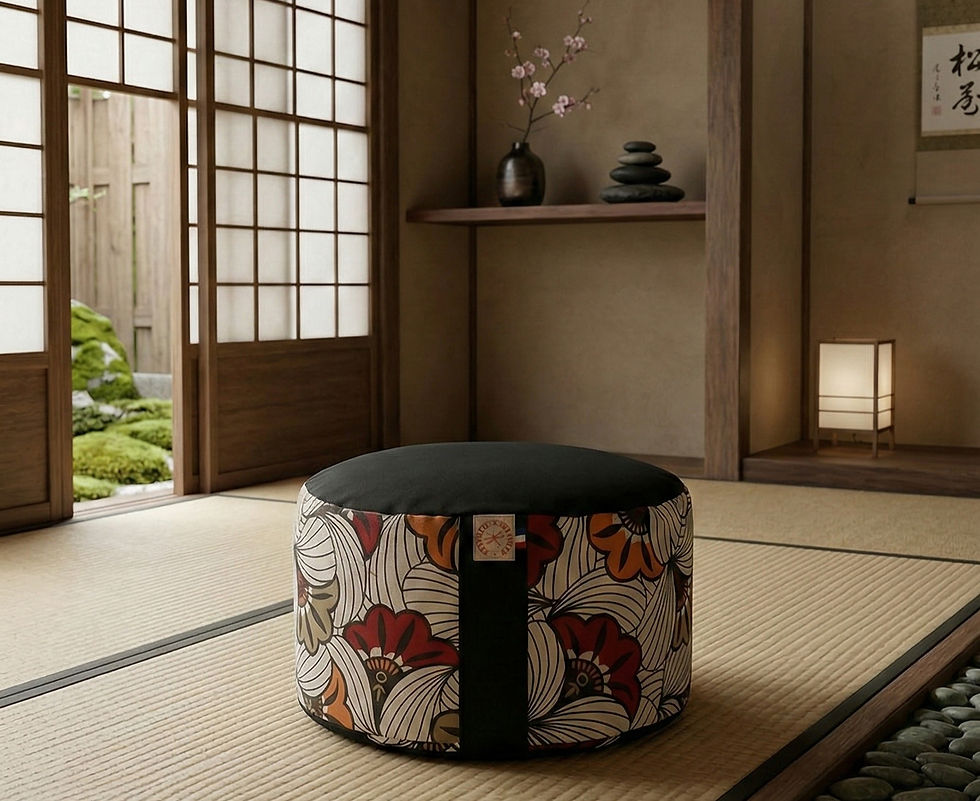 zafu ou coussin de méditation fait main par Roussette à l'Orange posé sur un tatami dans un univers japonisant