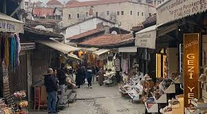 Karabük Safranbolu Tarihi Eski Çarşı sokağı; Osmanlı mimarisi dükkanlar, Arnavut kaldırımlı yol ve hediyelik eşya tezgahları