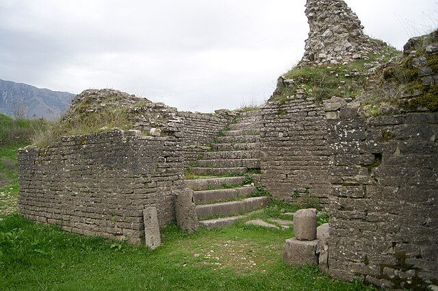 Hadrianapolis Antik Kenti'nde ayakta kalan taş duvarları ve basamakları gösteren, Roma dönemine ait tiyatro kalıntıları.