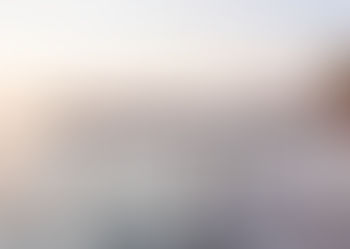 Sapanca Gölü kenarında gün batımı ve romantik, loş ışıklı yemek alanı