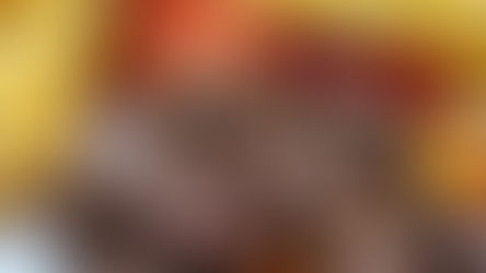 Sakarya meşhur ıslama köfte sunumu; özel kemik suyu ve toz biberle ıslatılmış ekmek dilimleri üzerinde ızgara köfte, domates ve biber