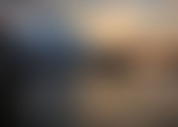 Sapanca Gölü'nde gün batımı manzarası; göl üzerindeki ahşap iskele, turuncu gökyüzü ve bulutların arasından süzülen güneş ışınları