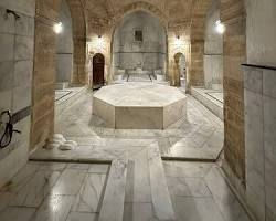 Safranbolu Tarihi Cinci Hamamı'nın sıcaklık bölümü, mermer göbek taşı ve Osmanlı mimarisine ait kubbe detayları.