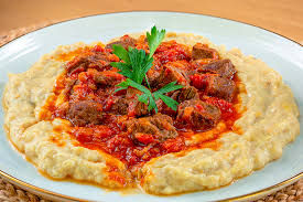 Osmanlı saray mutfağı lezzeti Hünkar Beğendi; közlenmiş patlıcan beğendi yatağında sunulan salçalı ve yumuşak kuşbaşı et yemeği