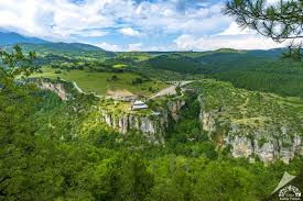 Karabük Safranbolu Tokatlı Kanyonu'nun doğal kaya oluşumları, yeşil bitki örtüsü ve vadi manzarası