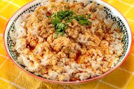 Düzce ve Sakarya yöresel lezzeti Çerkez tavuğu; didiklenmiş tavuk eti, ceviz içi ve bayat ekmekle hazırlanan geleneksel soğuk meze sunumu