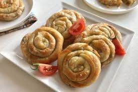 Sakarya'nın meşhur el açması lezzeti pırasalı Boşnak böreği; ince hamurlu, çıtır gül böreği sunumu ve domates garnitürü