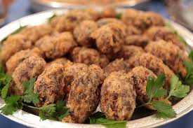 Geleneksel Türk mutfağı lezzeti Kadınbudu köfte; kıyma ve pirinç ile hazırlanan, yumurtaya bulanıp kızartılmış meşhur köfte sunumu