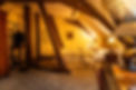Zimmer im Schloss Auel mit Holzbalken und Bett