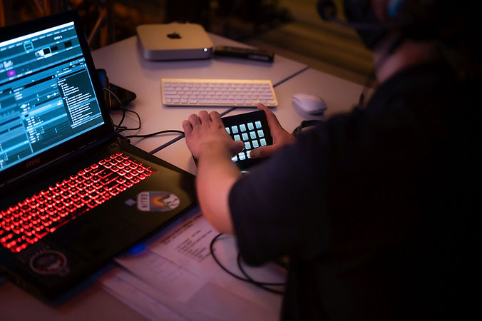 Nahaufnahme Techniker mit Medientechnik