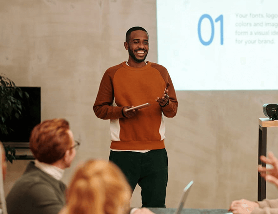 Ein Nicht-Muttersprachler hält eine Präsentation vor seinen Kollegen.