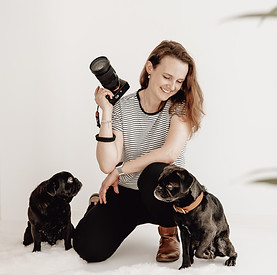 Fotografin Marie-Luise mit ihren zwei Hunden
