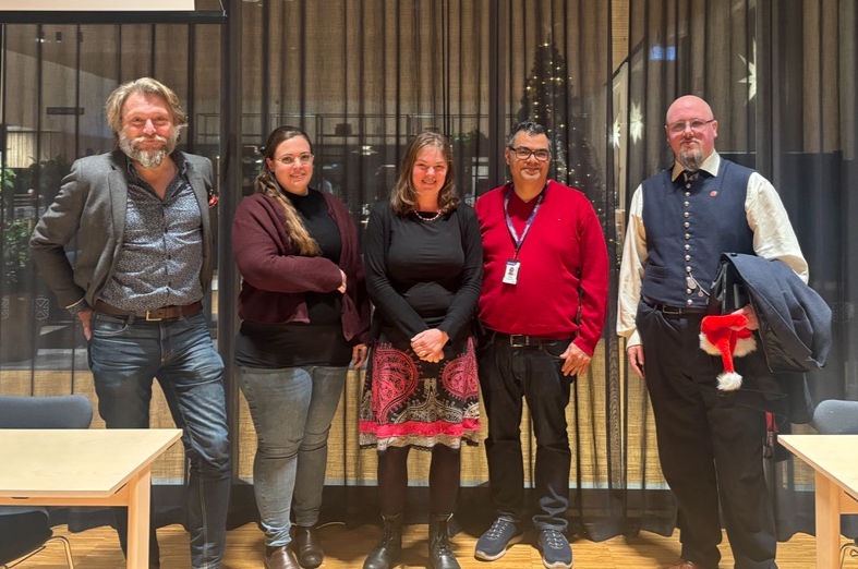 En glad samling som röstat igenom NFP stöd