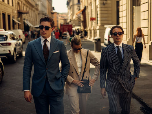 Florent Peschisolido (@sartorialworld) déconstruit les idées reçues sur le vestiaire masculin : le richelieu noir vraiment indispensable ? Le costume bleu roi des armoires ? Une relecture sartoriale sincère, stylistique et sans compromis, publiée sur L'Intemporel.