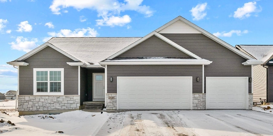 2820 Autumn Woods Dr, Cedar Falls