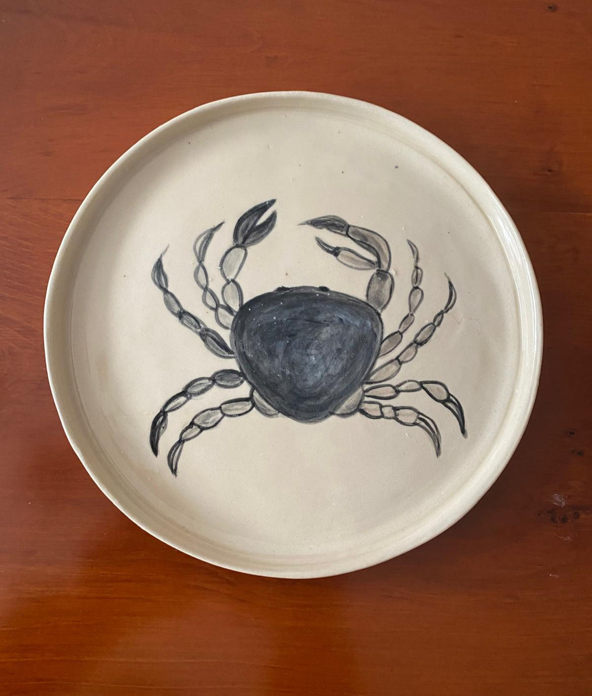 Teller mit grauer Krabbe