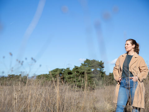 Frau seht selbstbewusst in der Natur - Ziele erreichen