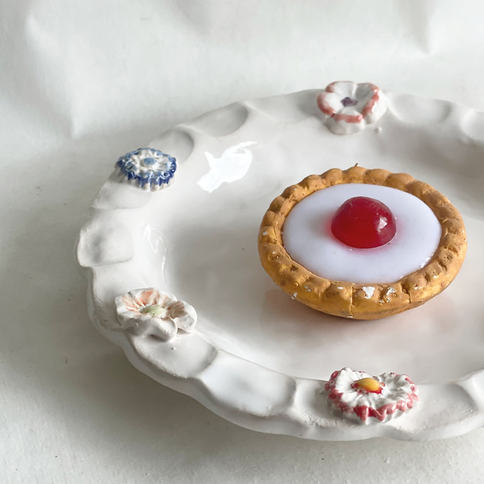 Thumbnail: scattered flower plates