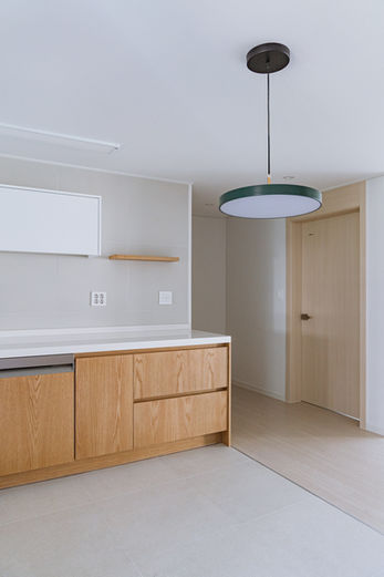 20평대 아파트 주방 리모델링, 우드 간살 파티션과 화이트 우드 싱크대 디자인