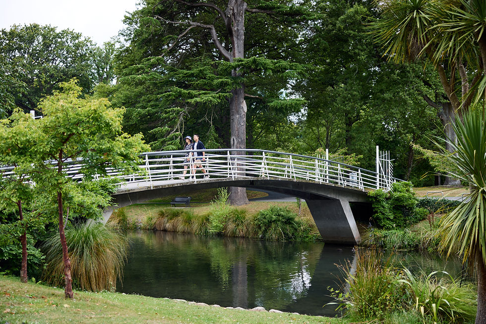 551370-couple-strolling-at-the-botanic-gardens.jpg