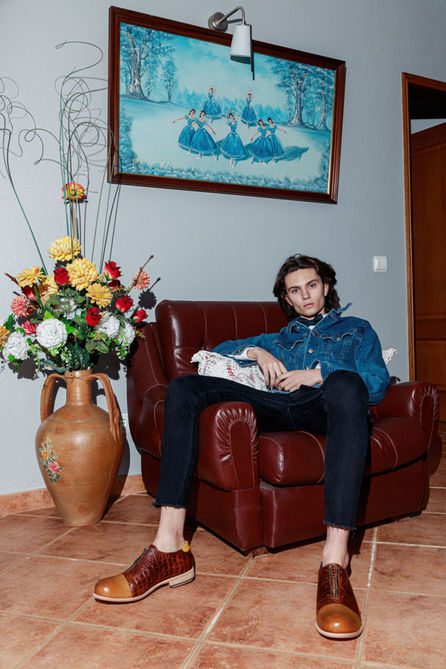 Destination wedding Portugal - Relaxed groom portrait indoor flash - VIBECULT_