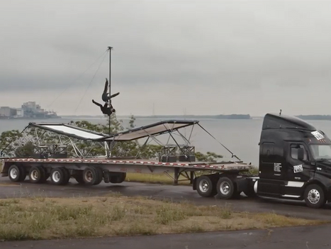 Des acrobates sautent sur des trampolines pendant que la remorque est tirée par Truck'N Roll