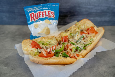 Vegetarian
Green peppers, onions, mushrooms, cheese, lettuce, Vegetarian tomato & light Italian dressing.6” $7.99 12” $11.99