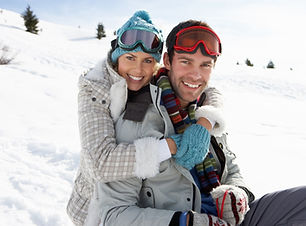 Pareja joven en la nieve