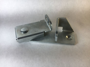 Zwei metallische Haltewinkel mit Schrauben und Befestigungsflächen