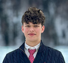 Portrait von Graziano, schneebedeckter Wald im Hintergrund