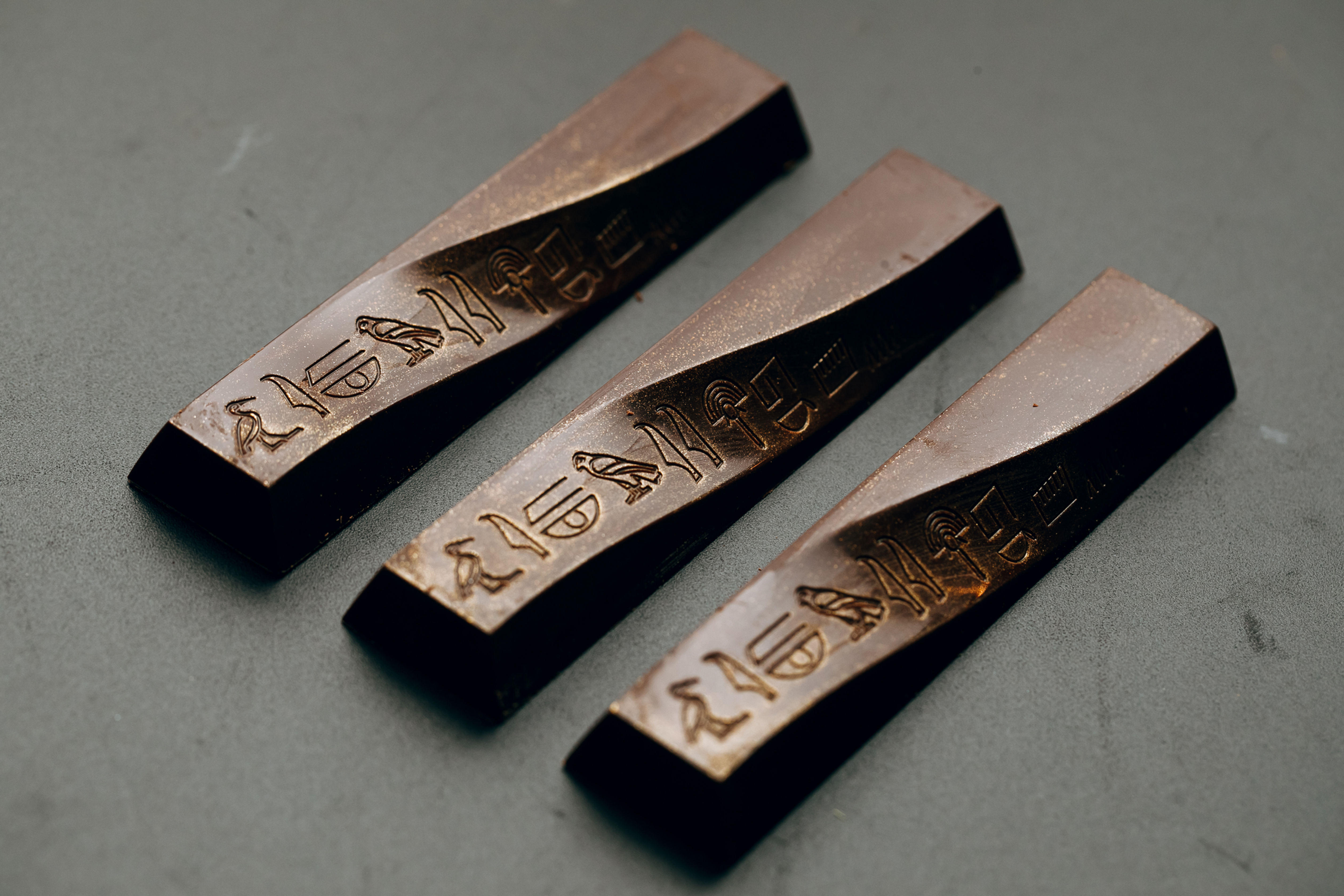 שלישיית מטילי שוקולד במילוי קרנצ' חלבה