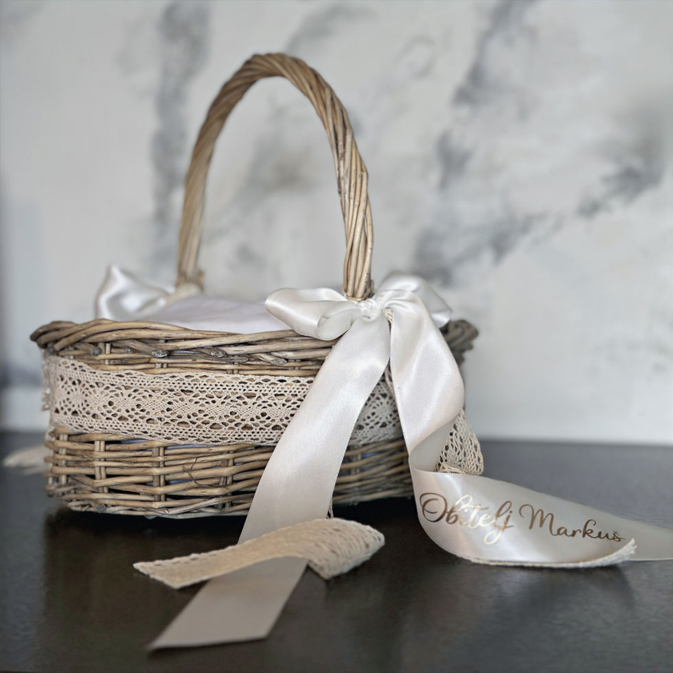 Personalizirana uskrsna košarica za blagoslov hrane s vrpcom i prezimenom obitelji, elegantna dekoracija za Uskrs