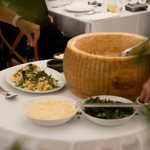 Live kuhanje na svadbi gdje gosti promatraju pripremu hrane u stvarnom vremenu