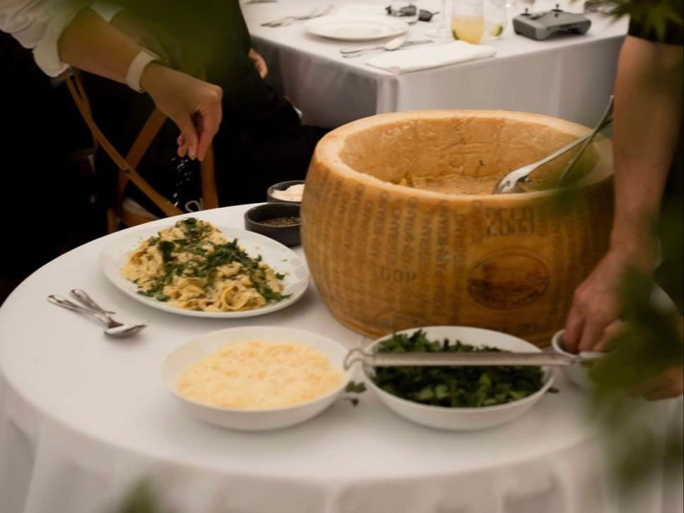 Live kuhanje na svadbi gdje gosti promatraju pripremu hrane u stvarnom vremenu