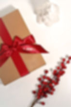 Božićne ideje za zamatanje poklona s crvenom vrpcom