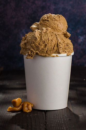 Inghetata artizanala caramel sarat – dulceata adanca, contrast fin si textura cremoasa. Gust american, livrat in Bucuresti si Ilfov.
