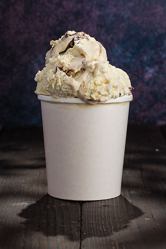 Inghetata artizanala cu alune italiene – gust cald si crema fina. Inspirata din gianduja. Livrare rapida in Bucuresti si Ilfov.