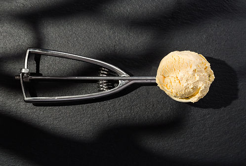 Inghetata artizanala de mango – gust tropical, crema fina si racoritoare. Vara intr-un cornet, livrata in Bucuresti si Ilfov.