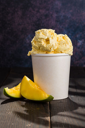 Inghetata artizanala de mango – gust tropical, crema fina si racoritoare. Vara intr-un cornet, livrata in Bucuresti si Ilfov.