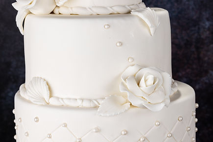Tort de nunta „Elegant” de la Cofetaria Monalisa, decorat manual cu flori artizanale si perle delicate, ideal pentru a aduce stralucire si rafinament evenimentului tau special. O creatie unica dedicata celebrarii iubirii.