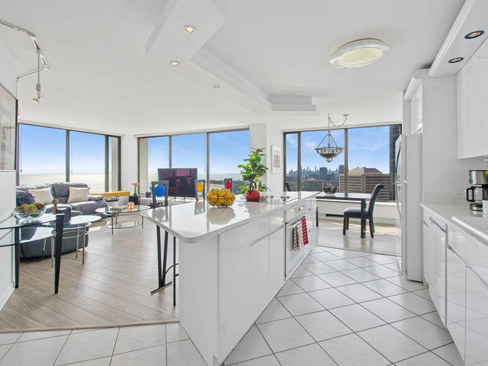 In this occupied staging, it was easy to overlook the stunning lake views due to visual distractions throughout the room. We used strategic color placement and greenery to guide the eye toward the windows—so buyers immediately connect with the view the moment they walk in.